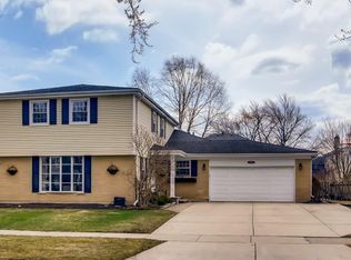 1621 E Dogwood Ln, Mount Prospect, IL 60056
