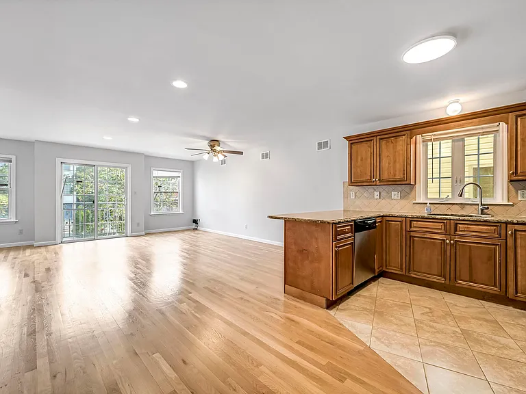 3 Montrose Ave #2 — Photo 2