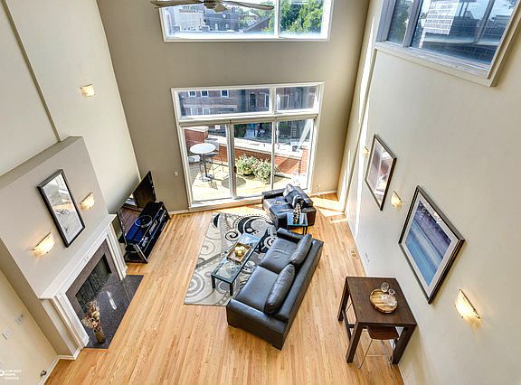 3rd image of 831 N Hermitage Ave APT 3