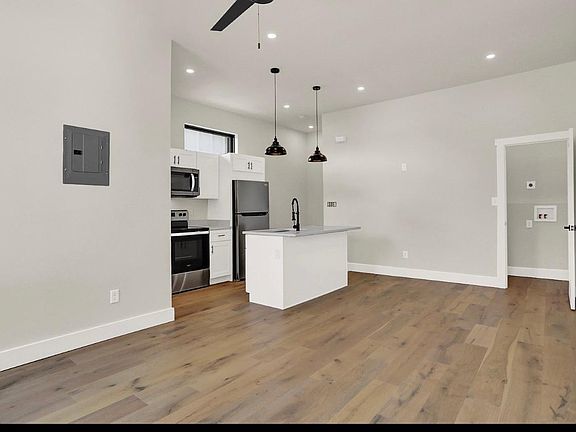 3rd image of 928 Woodlawn Ave #B