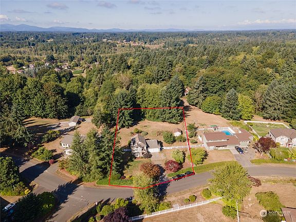 2nd image of 3915 Foxhall Drive NE