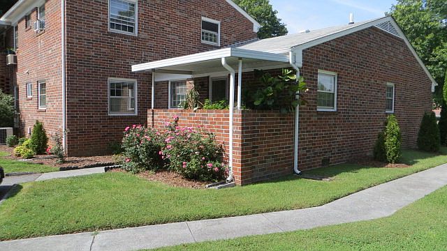 2nd image of 240 Jefferson Cir APT 1