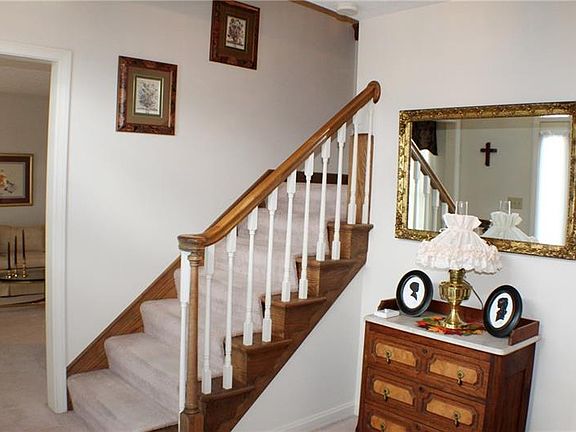 5th image of 28 Dogwood Ln