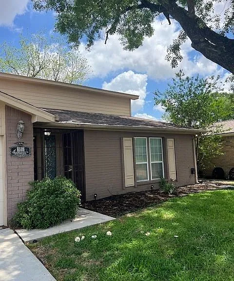 8606 Carriage Creek Dr — Photo 2