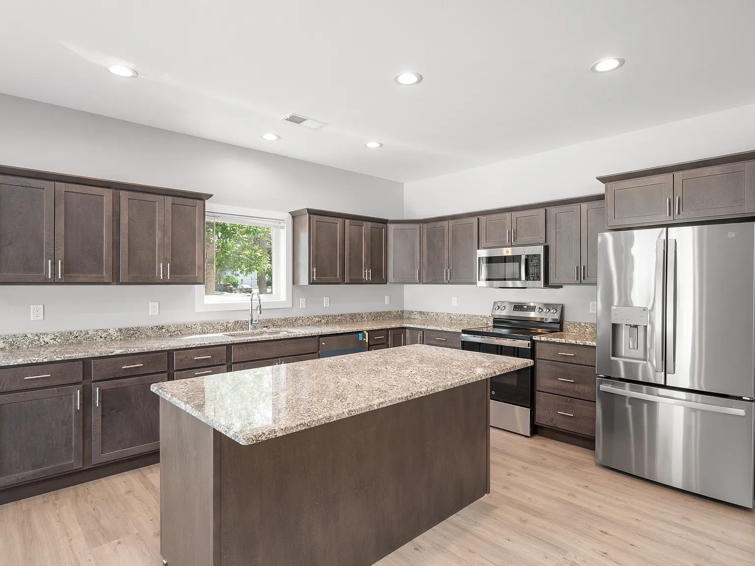 4 bed, 3.5 bath, 3963 sqft, $2,600 — Photo 3