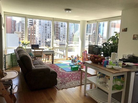 2nd image of 33 Bond St APT 1112