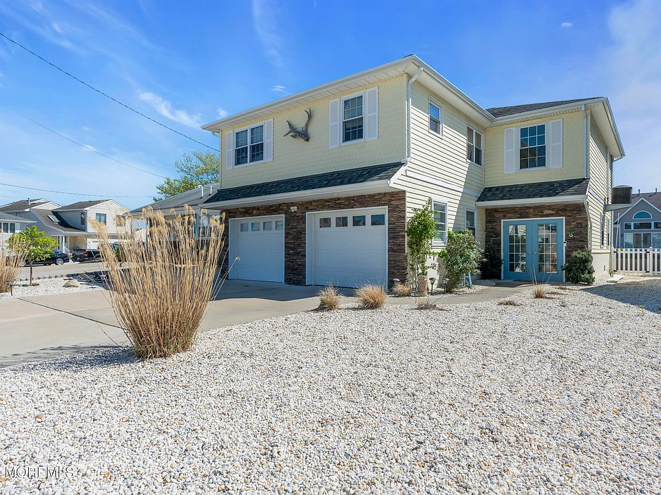 1st image of 8 Clearwater Way