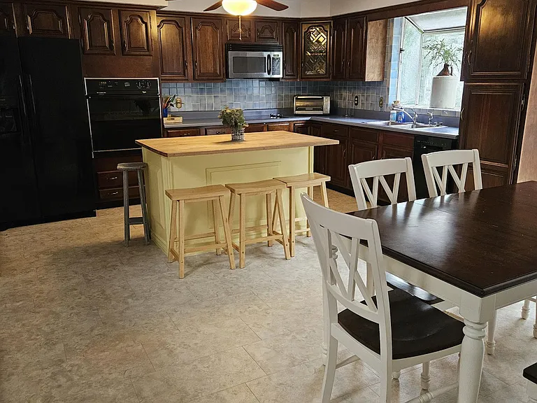 65 Foxhill Ave #B — Photo 3