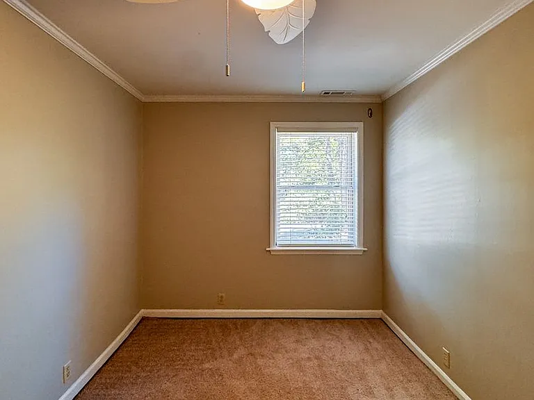 2305 Mirror Lake Dr — Photo 23
