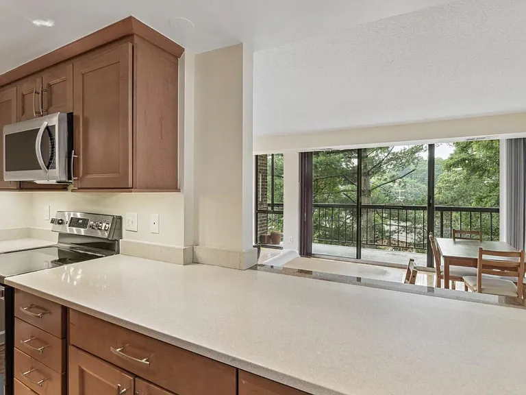 1401 N Rhodes St #406 — Photo 3