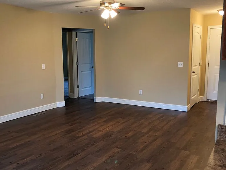2726 W Lincoln St — Photo 3