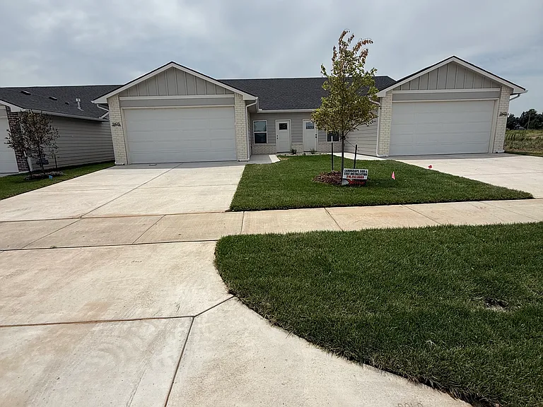 5425 Rolly St #100 — Photo 2