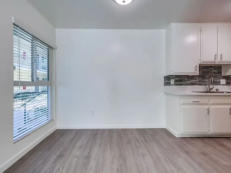 333 W Queen St #1 — Photo 11