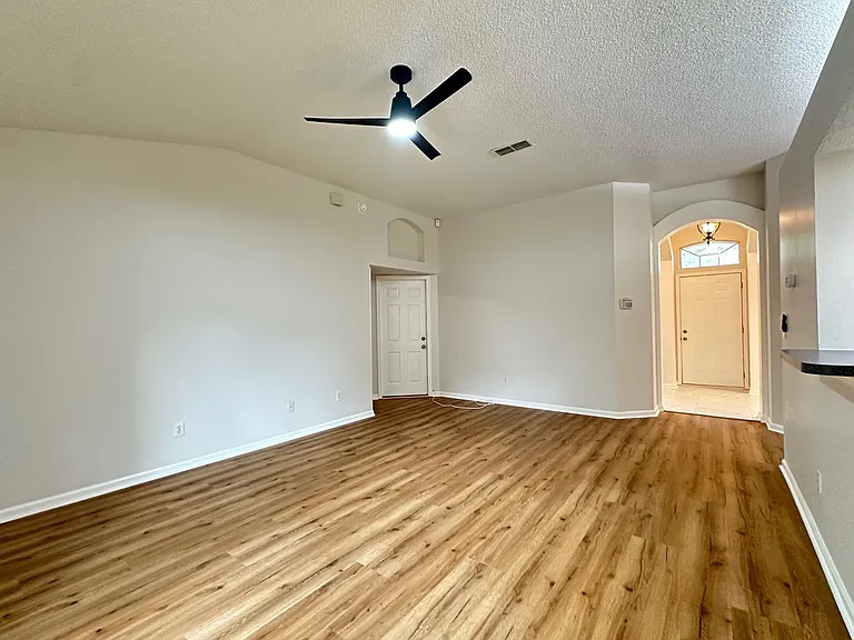 1803 Canterbury Ln — Photo 6