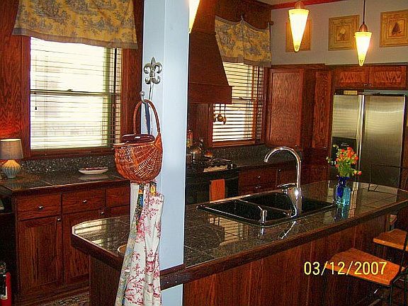 Kitchen/Custom Cabinets/Granite Countertops