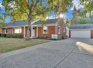 2000 Woodland Ave, Sylvan Lake, MI 48320