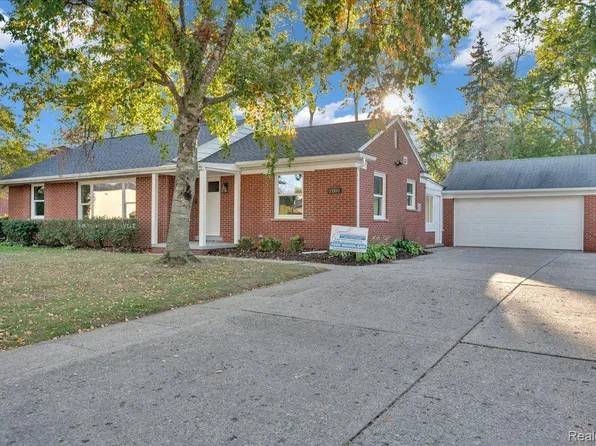 2000 Woodland Ave, Sylvan Lake, MI 48320