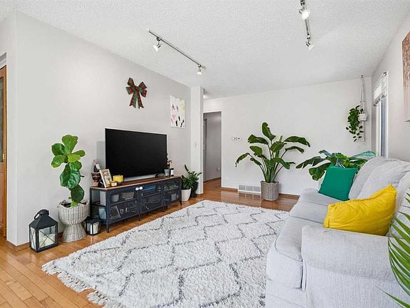3rd image of 121 NE Sunbank Way SE