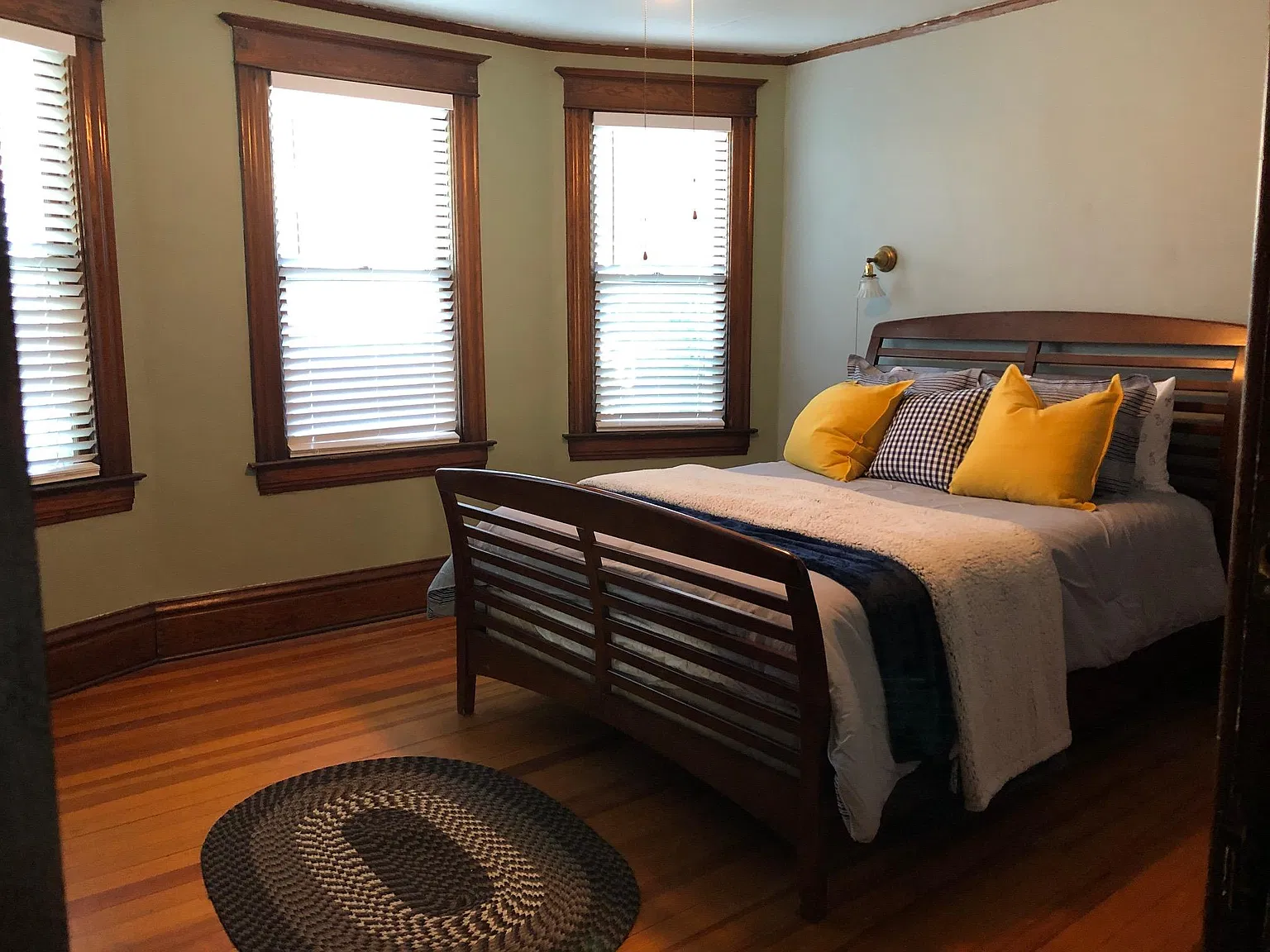 6 bed, 3000 sqft, $2,400 — Photo 3