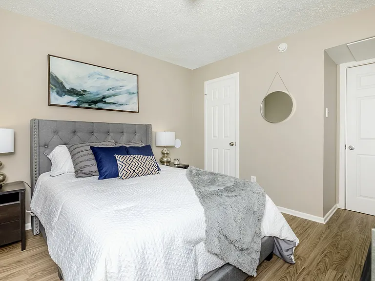 Oak Creek Apartments — Photo 16