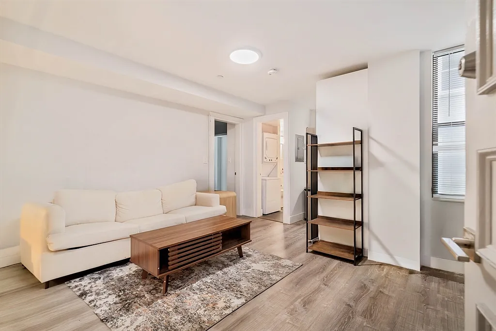 2 bed, 1.0 bath, 537 sqft, $3,925 — Photo 2