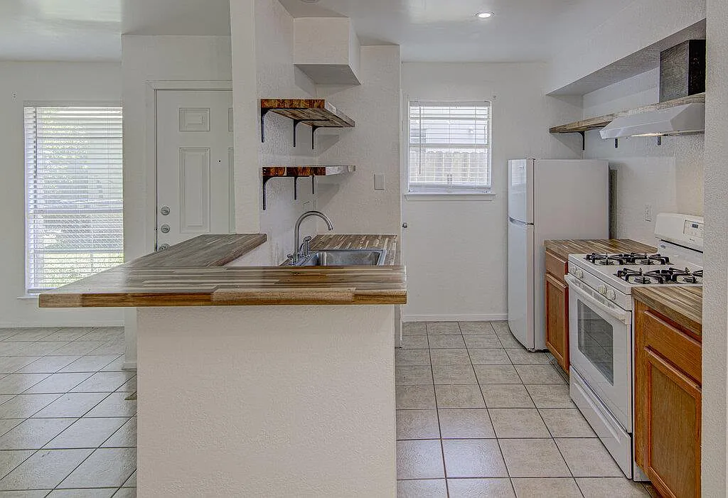 2 bed, 1.0 bath, 1804 sqft, $1,395 — Photo 3