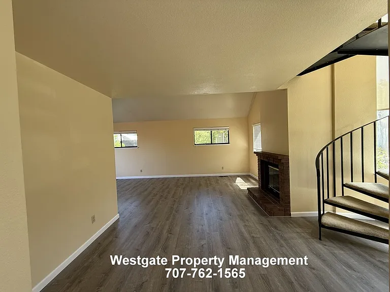1453 Capri Ave — Photo 2