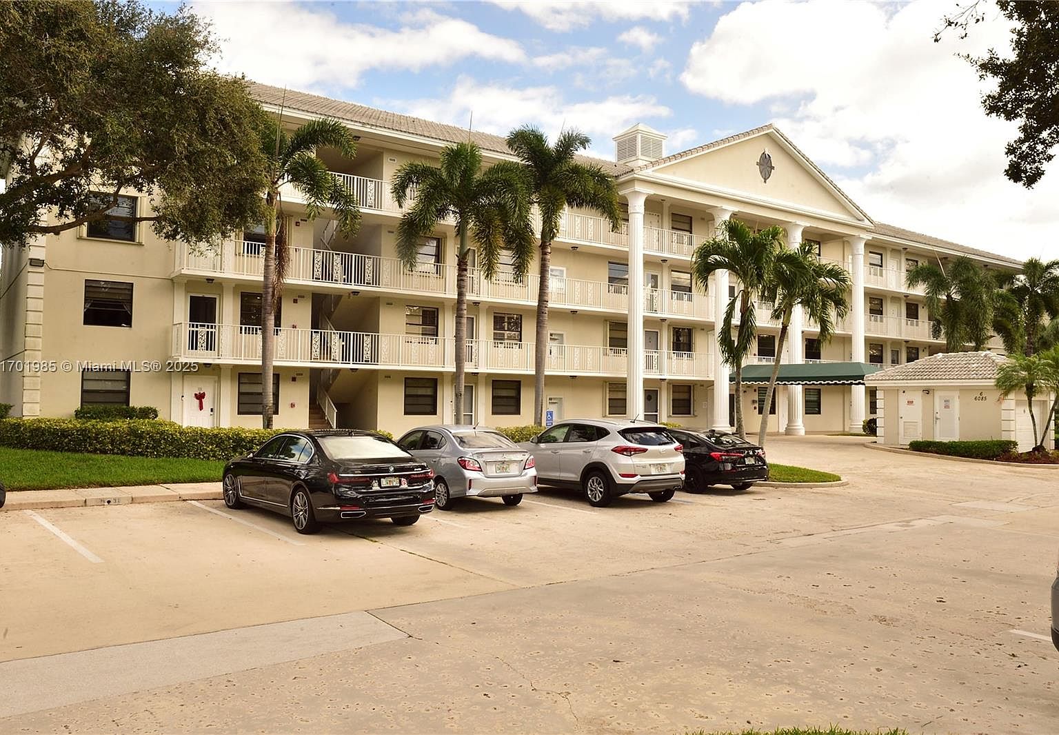 6085 Balboa Cir APT 402