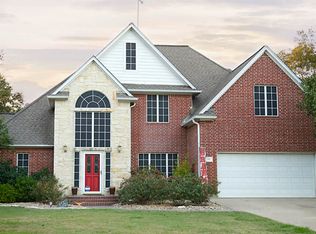 111 S Creek Dr, Bellville, TX 77418