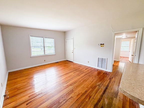 5th image of 610 Kyle St