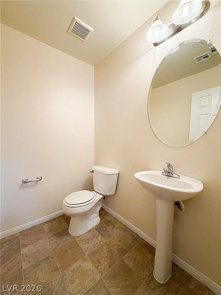 3 bed, 2.5 bath, 1936 sqft, $2,045 — Photo 3