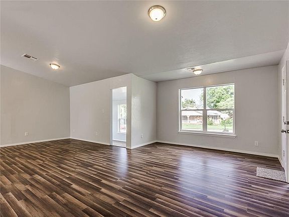 4th image of 4009 Woods Dr