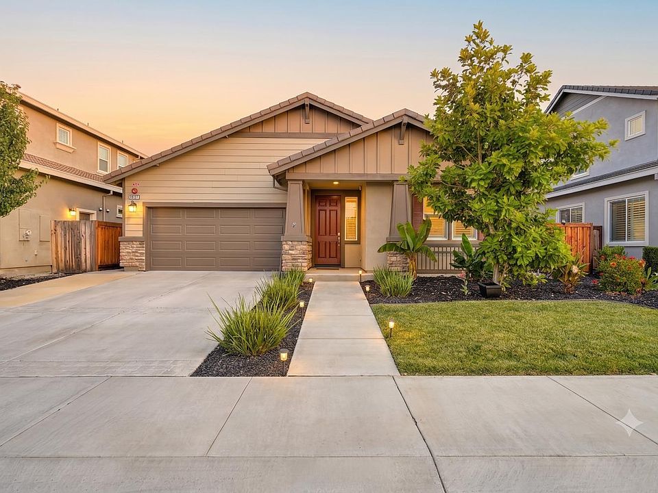 1st image of 584 Kingbird Cir