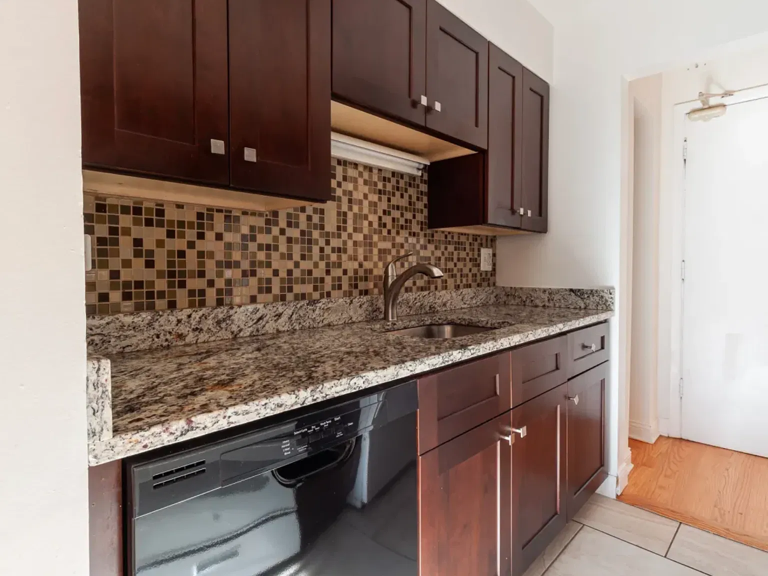1 bed, 700 sqft, $1,950 — Photo 4
