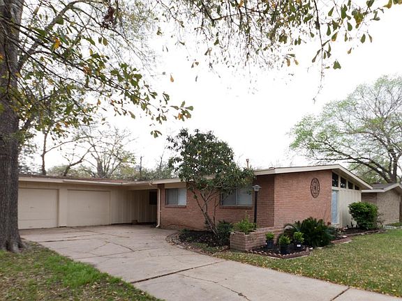 Nice size lot with plenty of shade trees