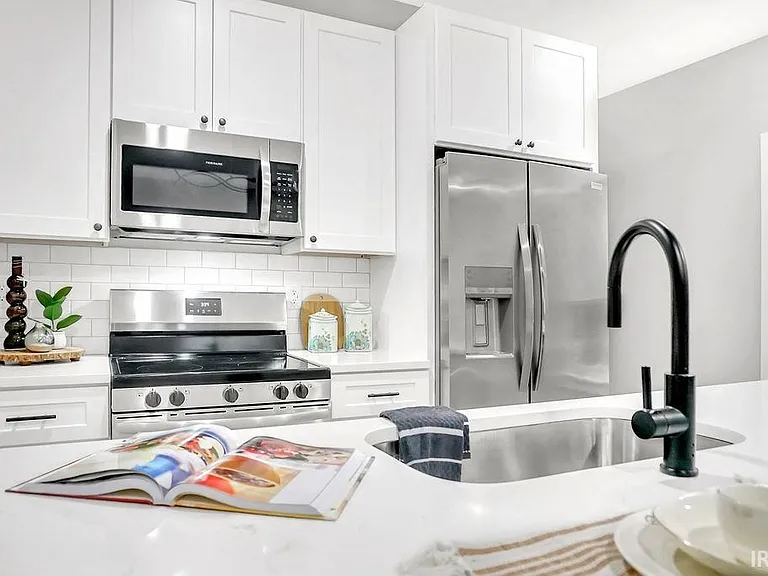 1112 N Woodburn Ave — Photo 11