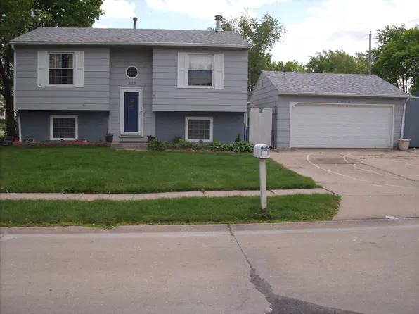 202 17th Ave W, Milan, IL 61264