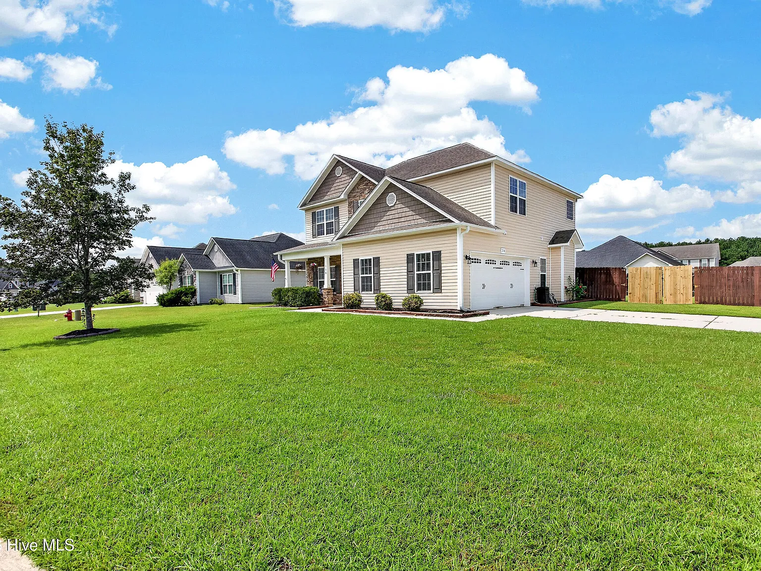 4 bed, 2.5 bath, $2,000 — Photo 2