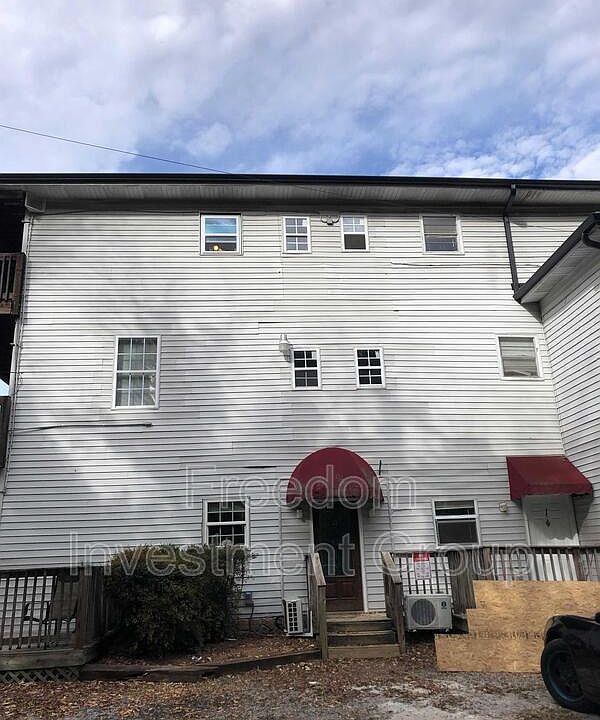 1st image of 305 S Magnolia St