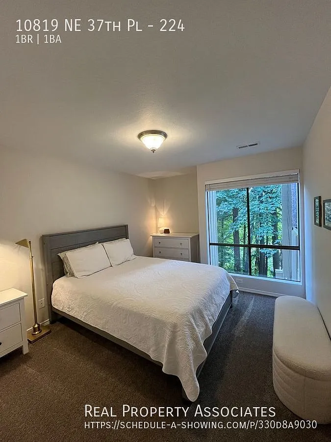 1 Bedroom Condo in Bellevue — Photo 2