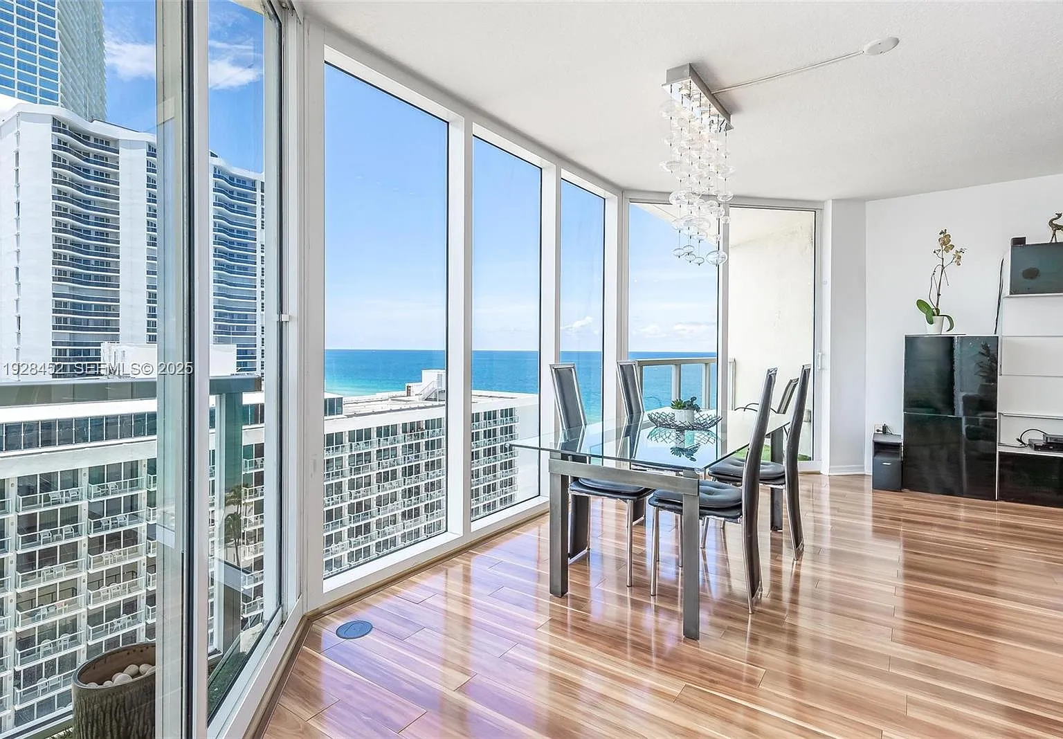 La Perla Condo — Photo 2