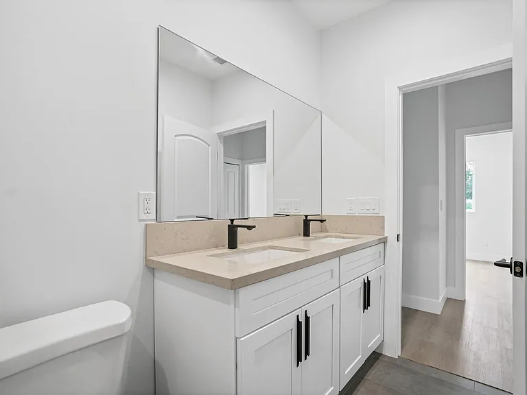 10900 Baird Ave — Photo 19