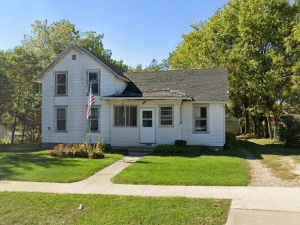 403 Commercial St, Strawberry Pt, IA 52076