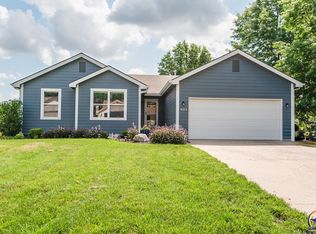 902 N Riverside Ct, Lawrence, KS 66044