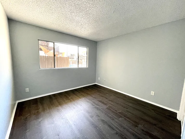 6633 Vineland Ave — Photo 10