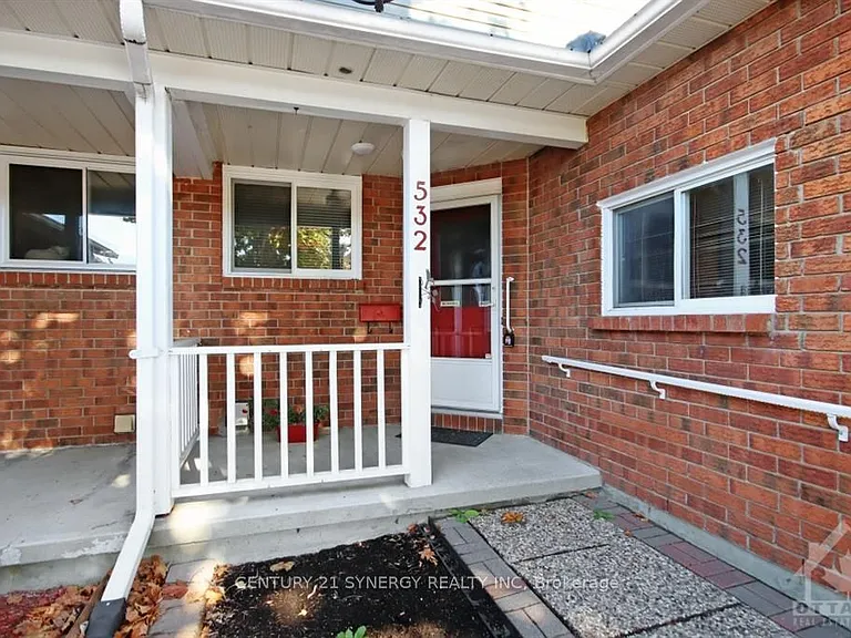 532 Pocono Cres — Photo 2
