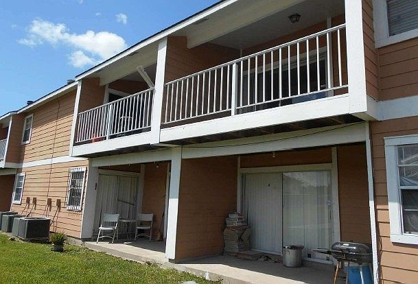 2nd image of 2425 Oxford Pl APT 117