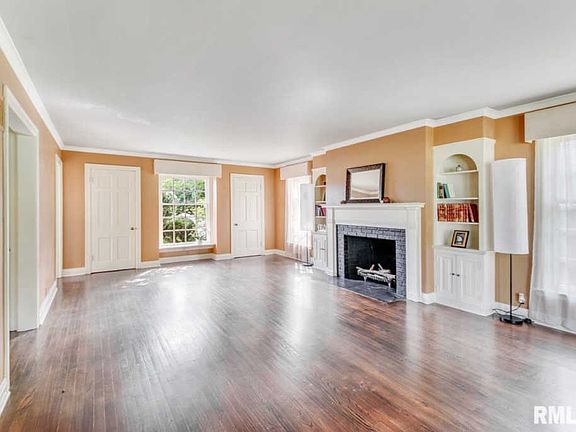4th image of 132 E Oak Park Dr