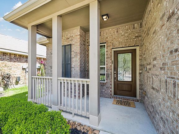 3rd image of 660 Oak Circle Dr E