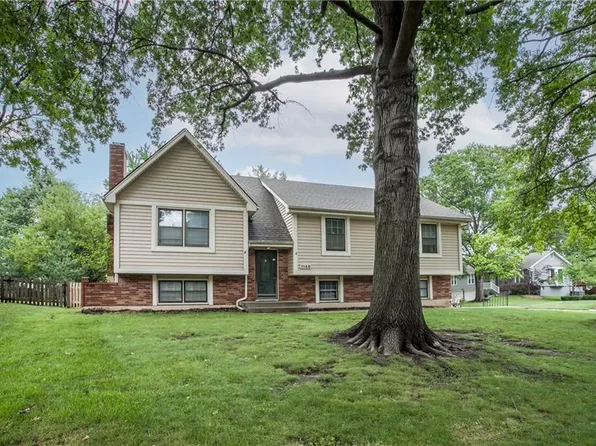 1148 NE Oak Tree Dr, Lees Summit, MO 64086